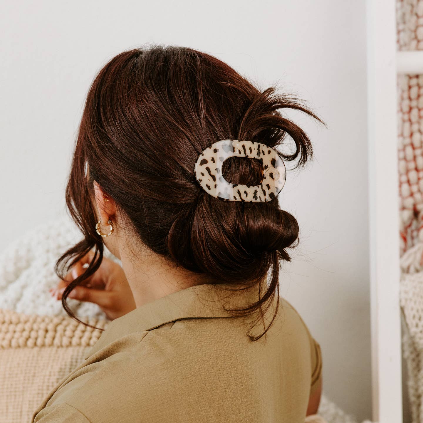 Blonde Tortoise Round Flat Hair Clip