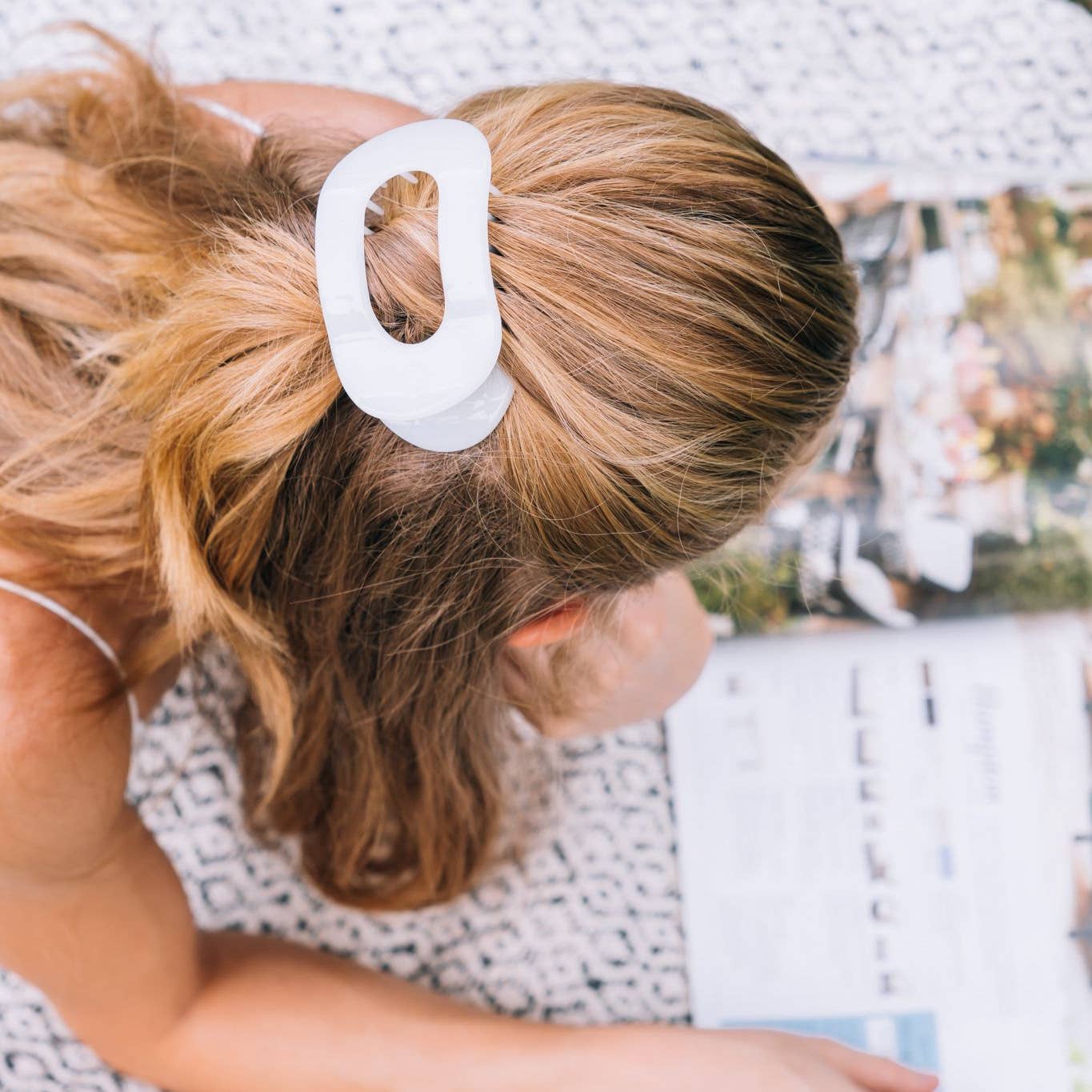Coconut White Round Flat Hair Clip