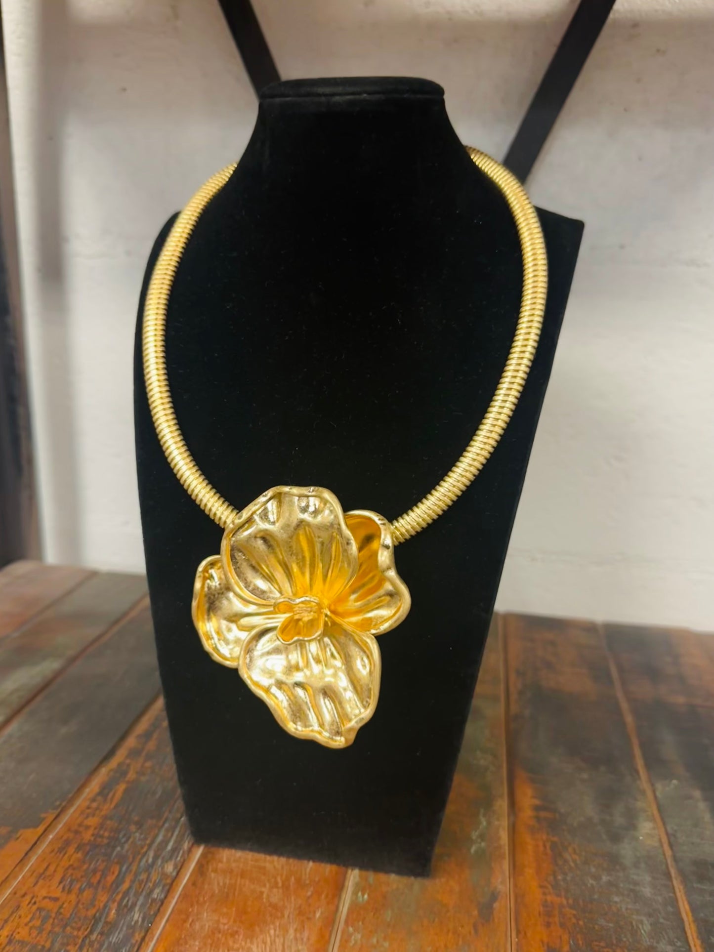 Gold Vintage Flower Collar Necklace