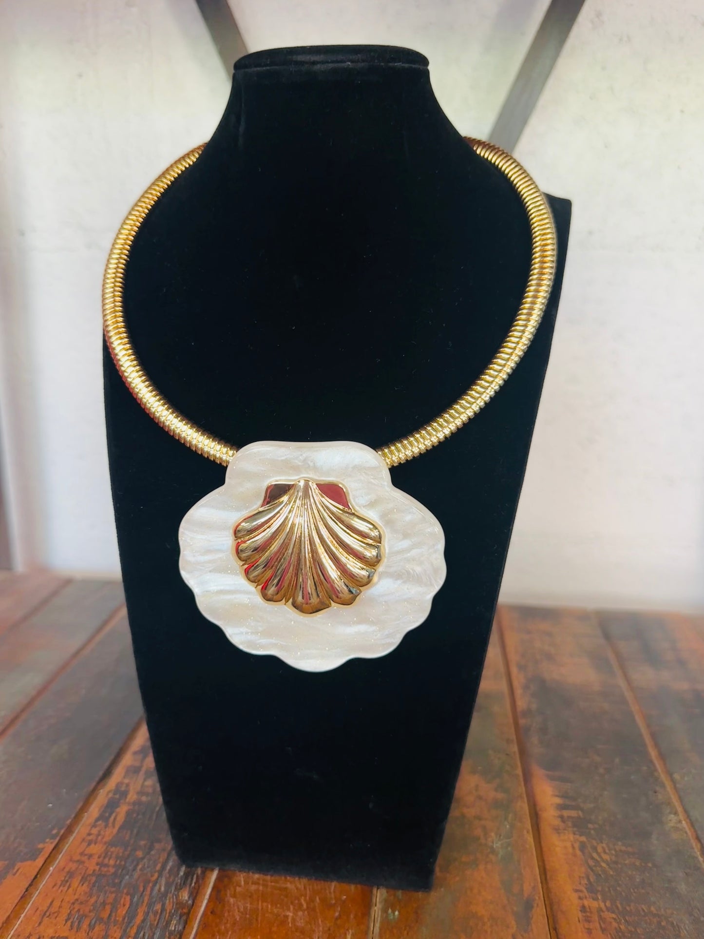 White Shell Collar Necklace