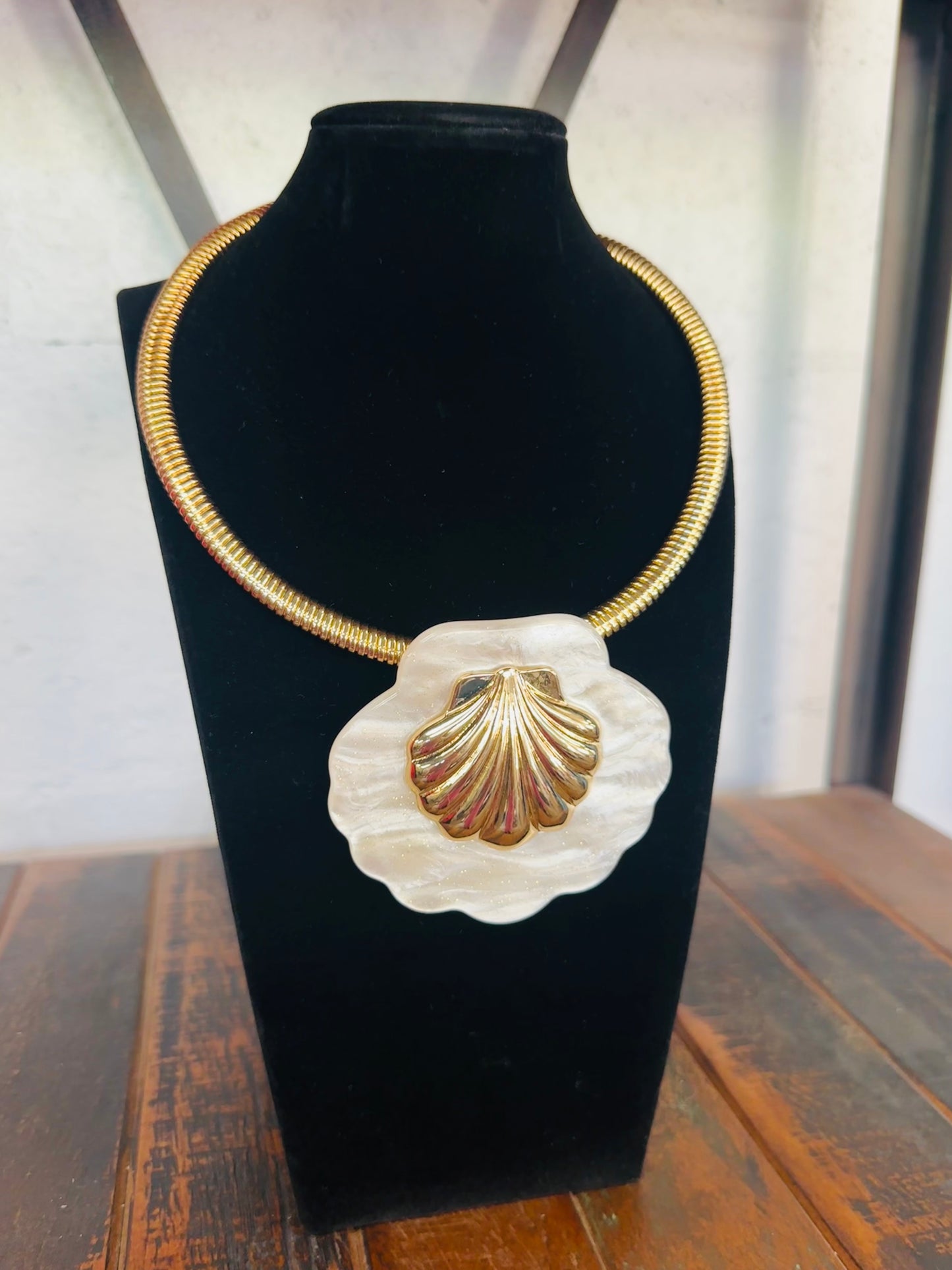 White Shell Collar Necklace