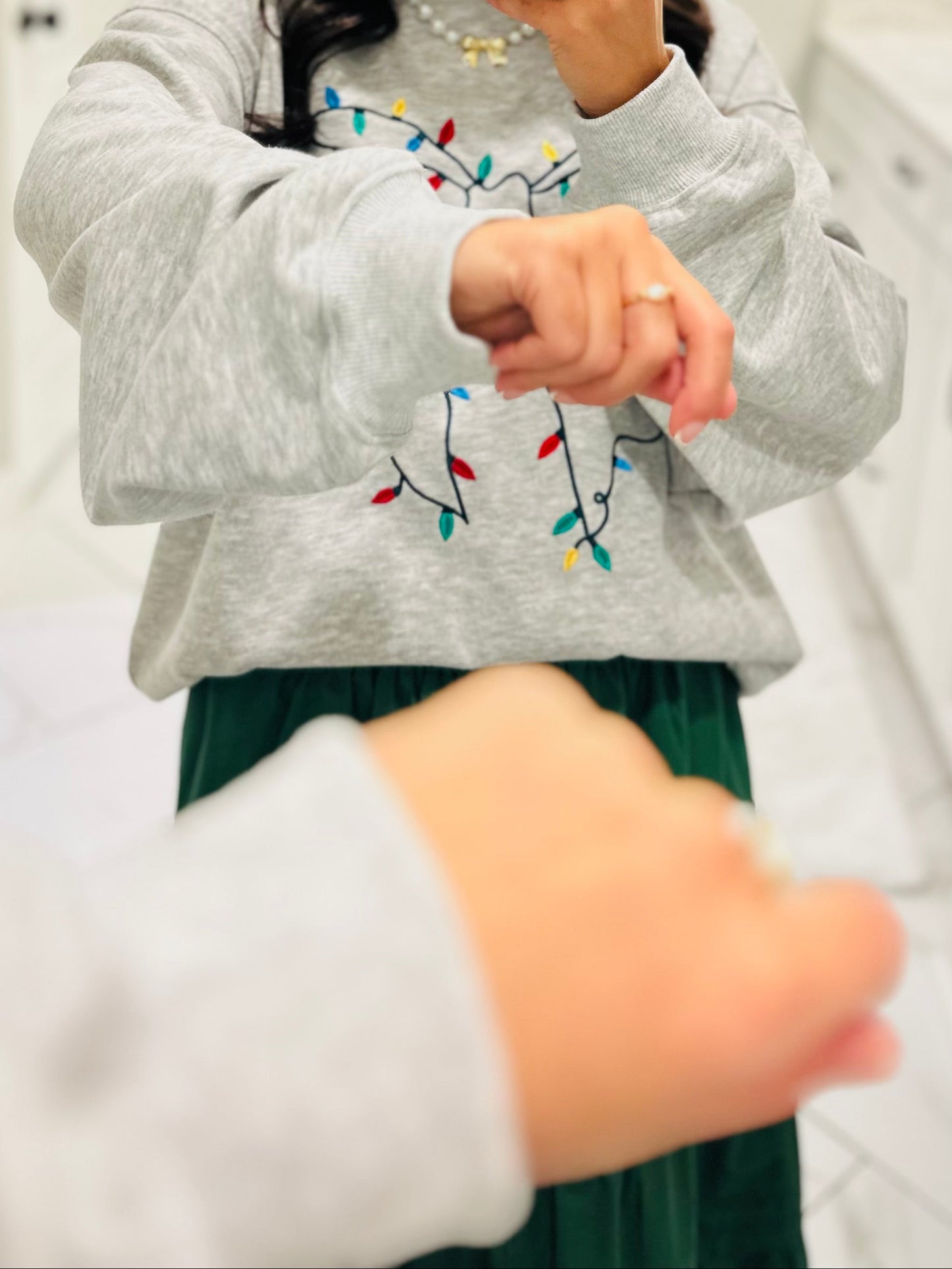 The Christmas Light Ribbon Bow Embroidered Sweatshirt