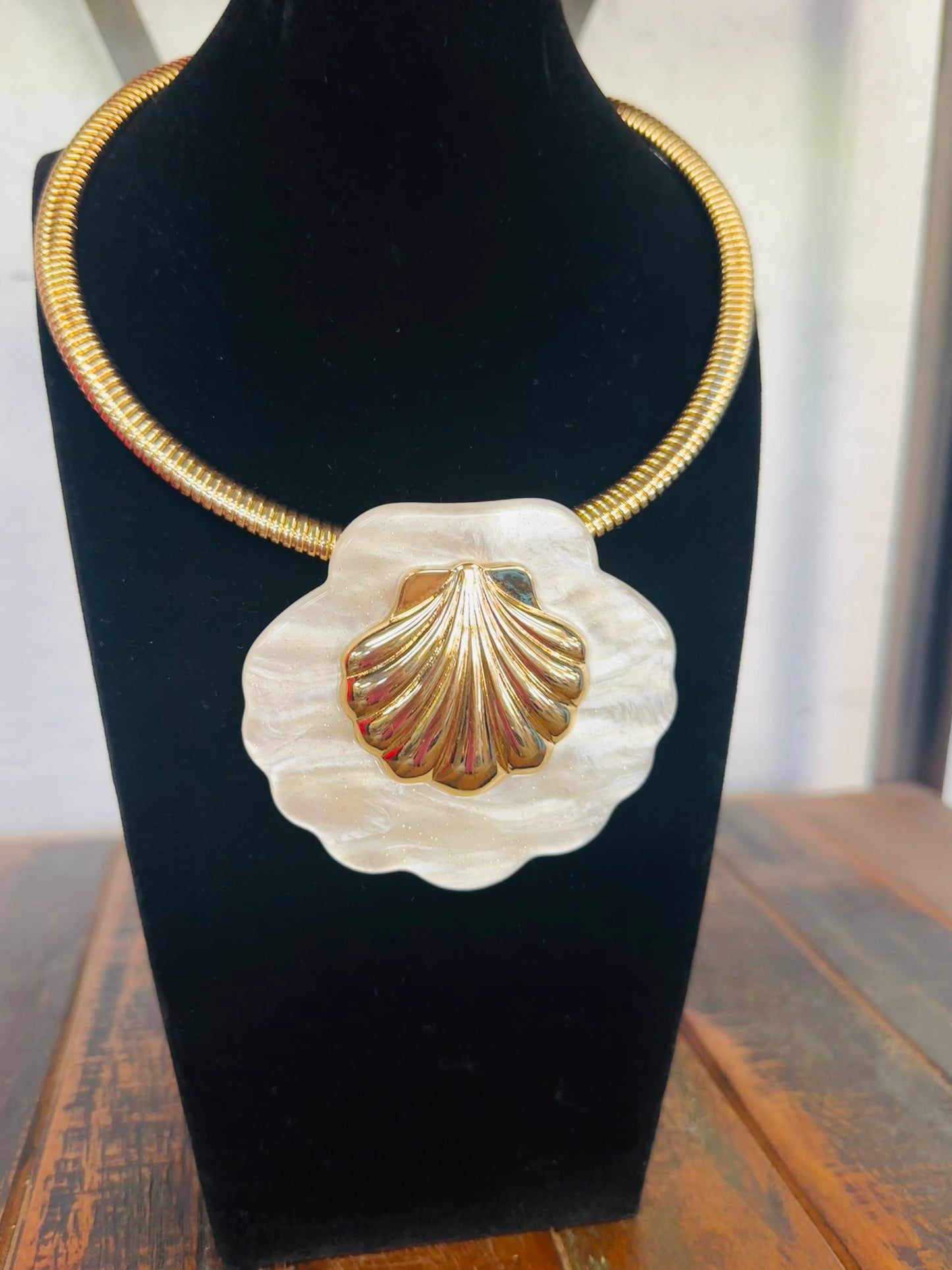 White Shell Collar Necklace