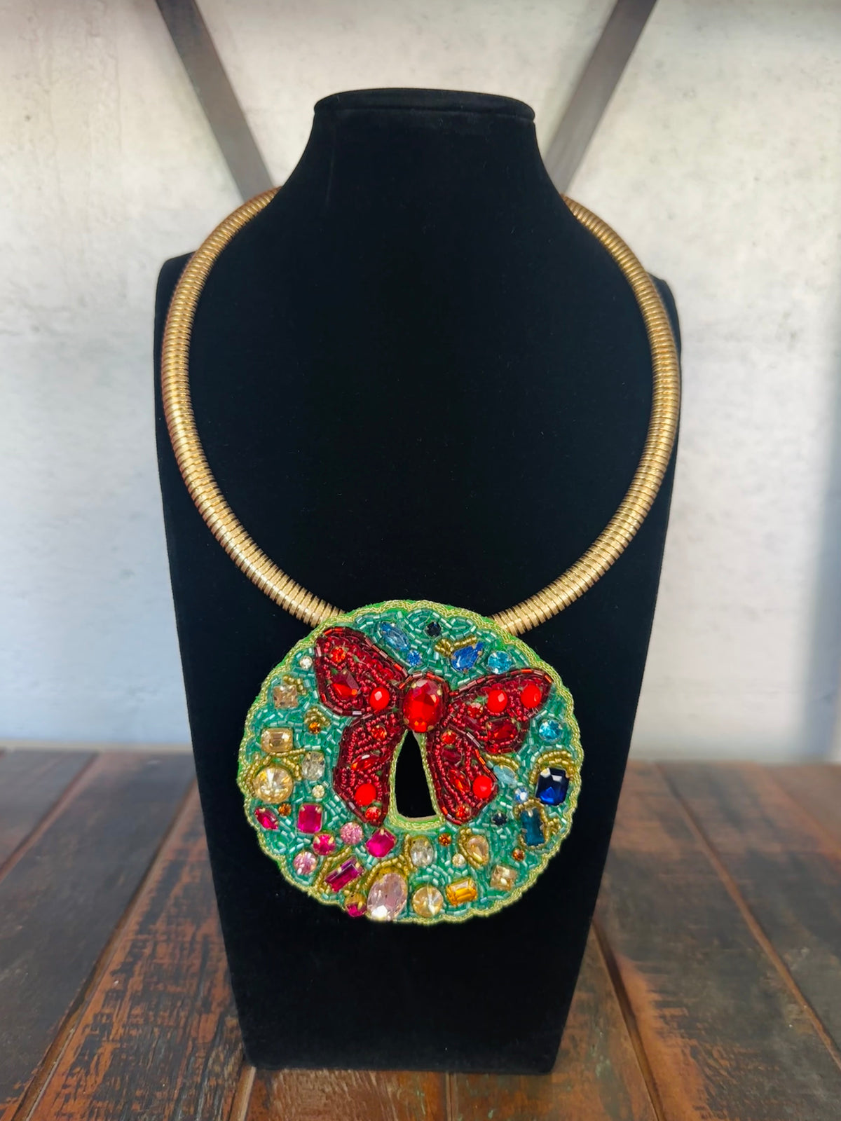 Green Holiday Wreath Beaded Collar Necklace
