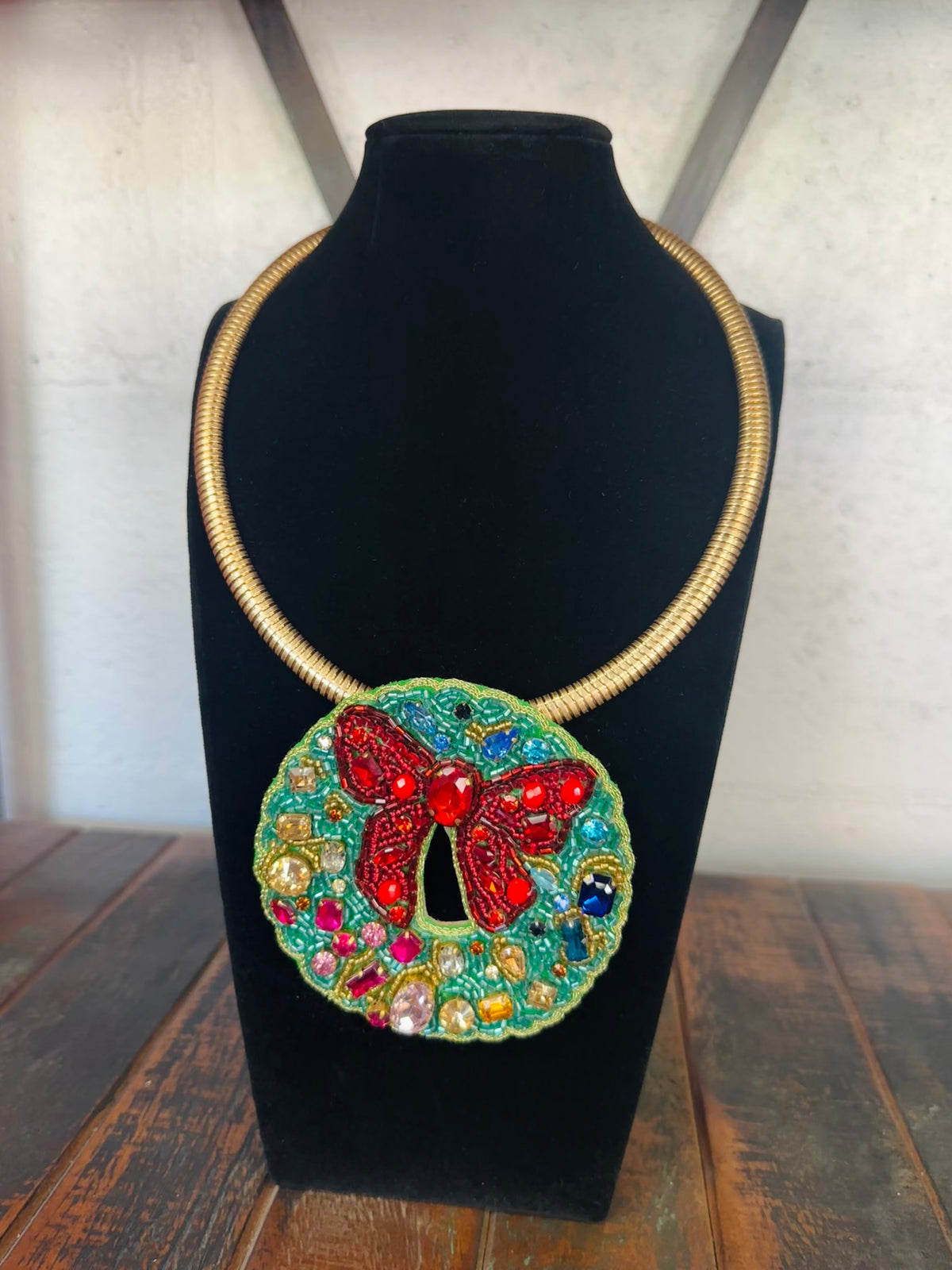 Green Holiday Wreath Beaded Collar Necklace