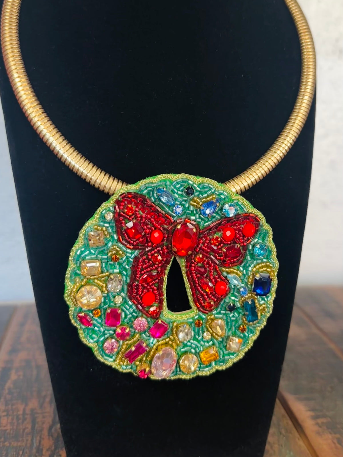 Green Holiday Wreath Beaded Collar Necklace